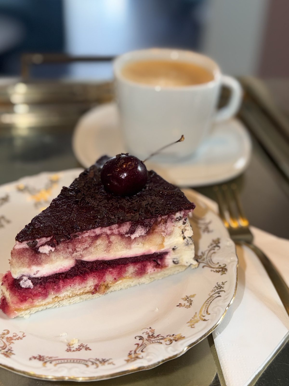 Bärtårta med körsbär och kaffe på Fika & Relax Lounge