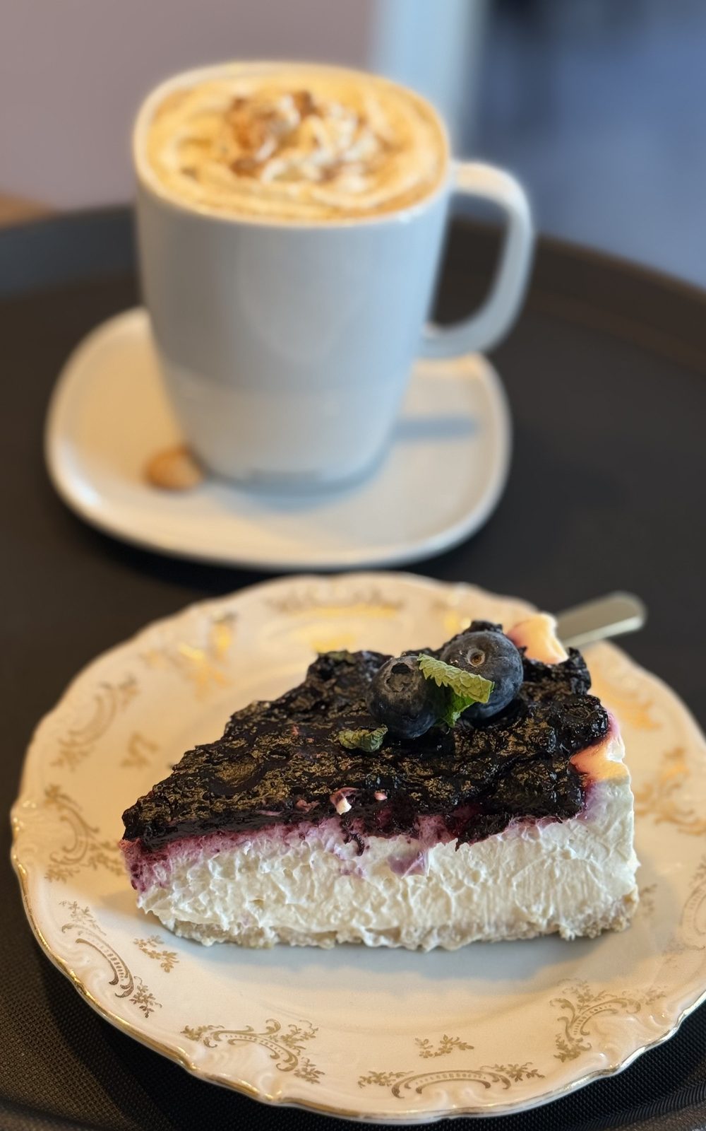 Blåbärscheesecake och cappuccino på Fika & Relax Lounge i Landskrona