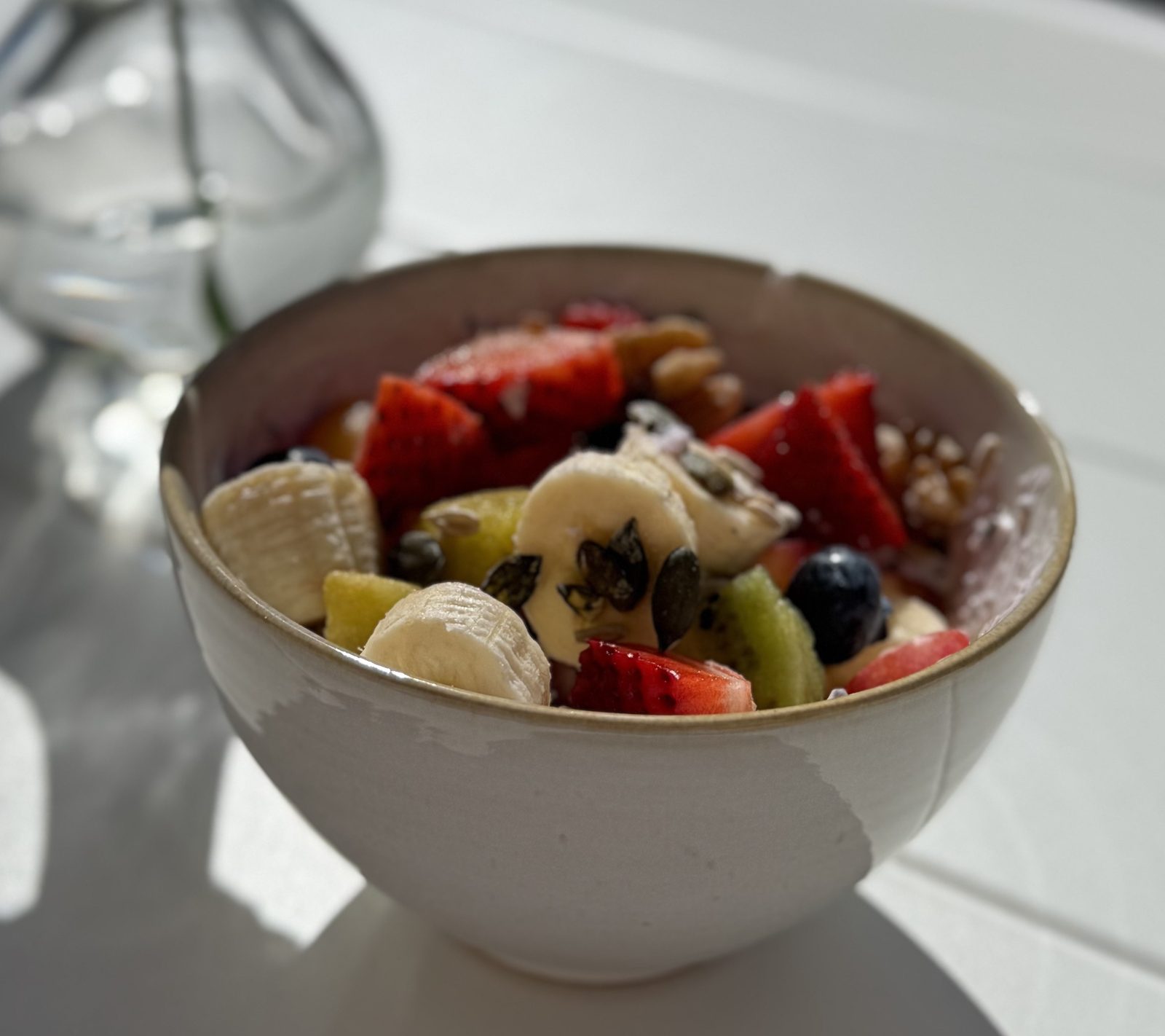 Yoghurt bowl med färsk frukt och bär på Fika & Relax Lounge