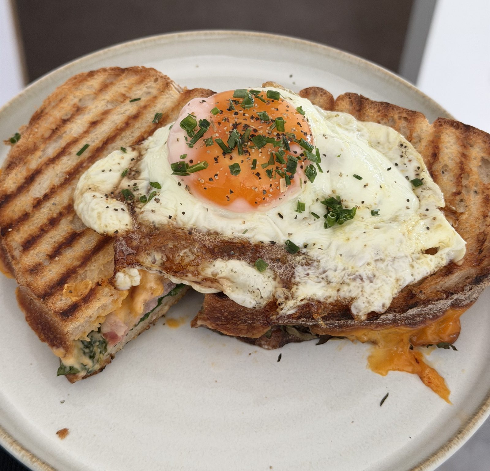 Rostad surdegssandwich med stekt ägg på Fika & Relax Lounge i Landskrona