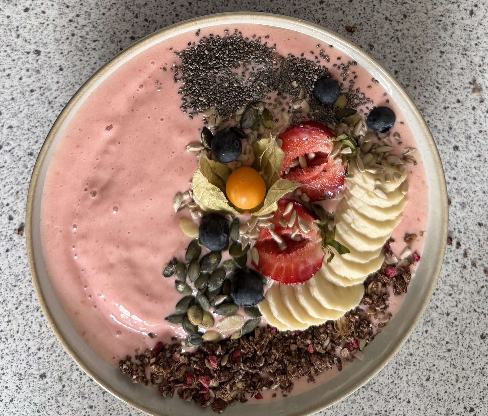Smoothie bowl med banan, bär och frön på Fika & Relax Lounge
