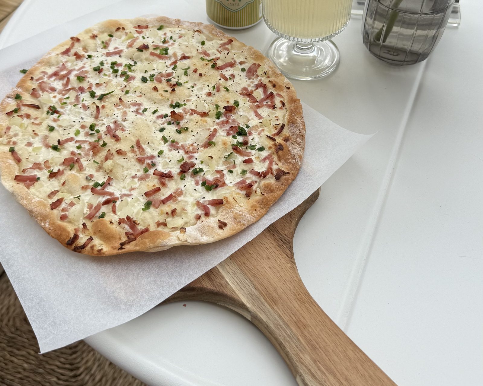 Flammkuchen på träbricka på Fika & Relax Lounge
