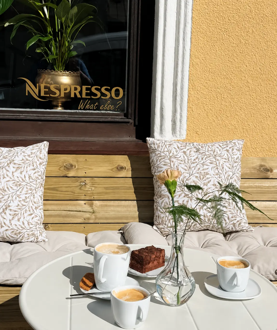 Kaffe och brownie på uteserveringen utanför caféets fönster