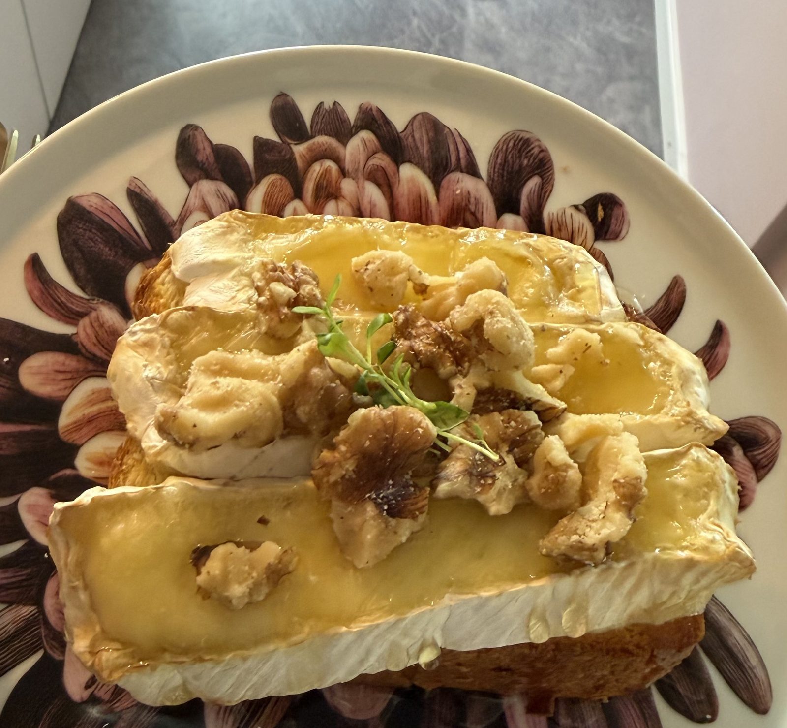 Toast med brie, honung och valnötter på Fika & Relax Lounge