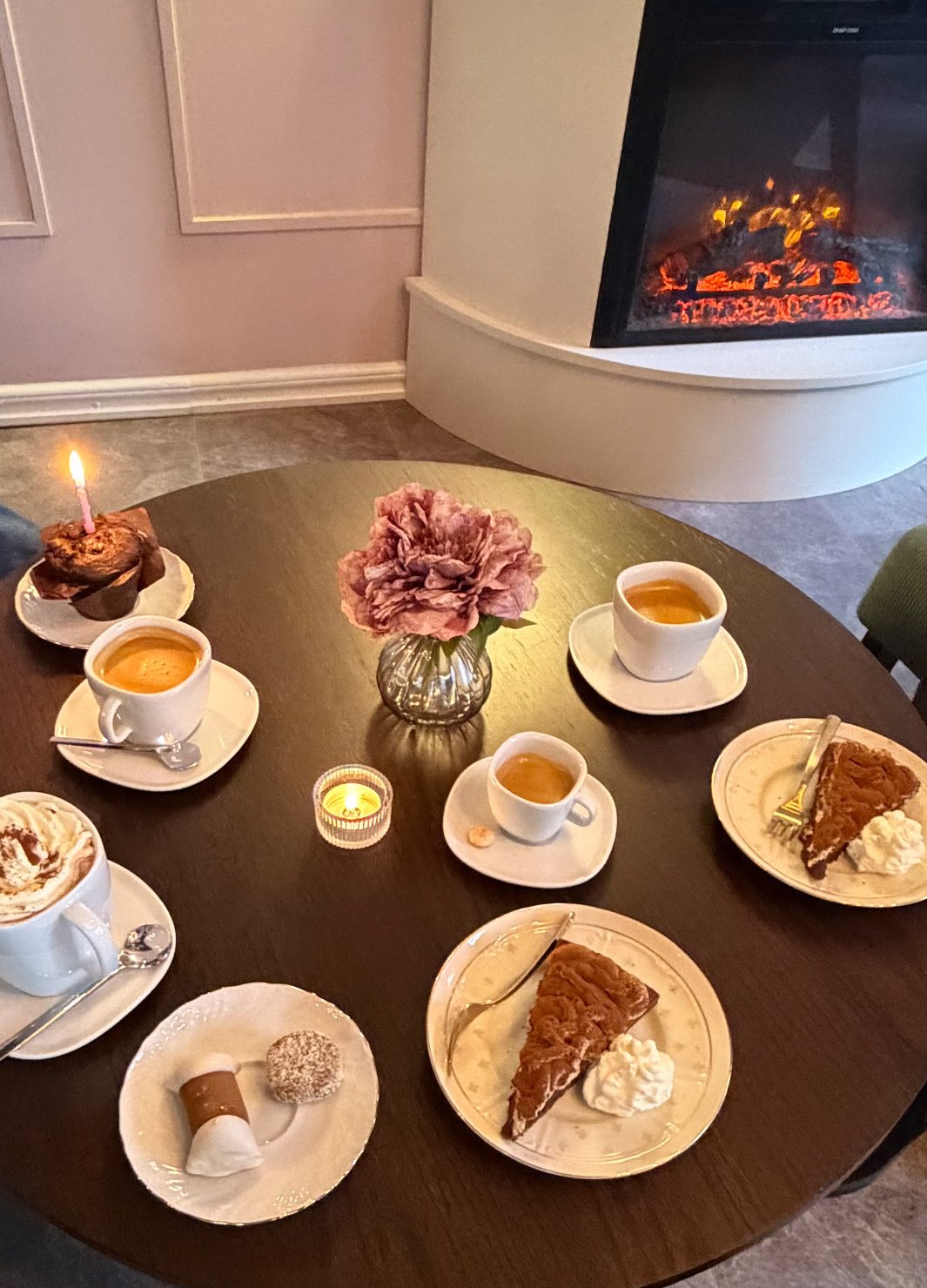 Kaffe, varm choklad och tårtbitar vid brasan i loungen på Fika & Relax Lounge i Landskrona