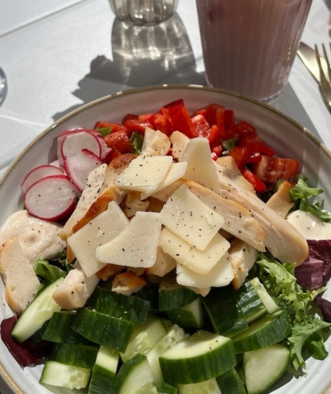Salladsbowl med kyckling och parmesan på Fika & Relax Lounge i Landskrona