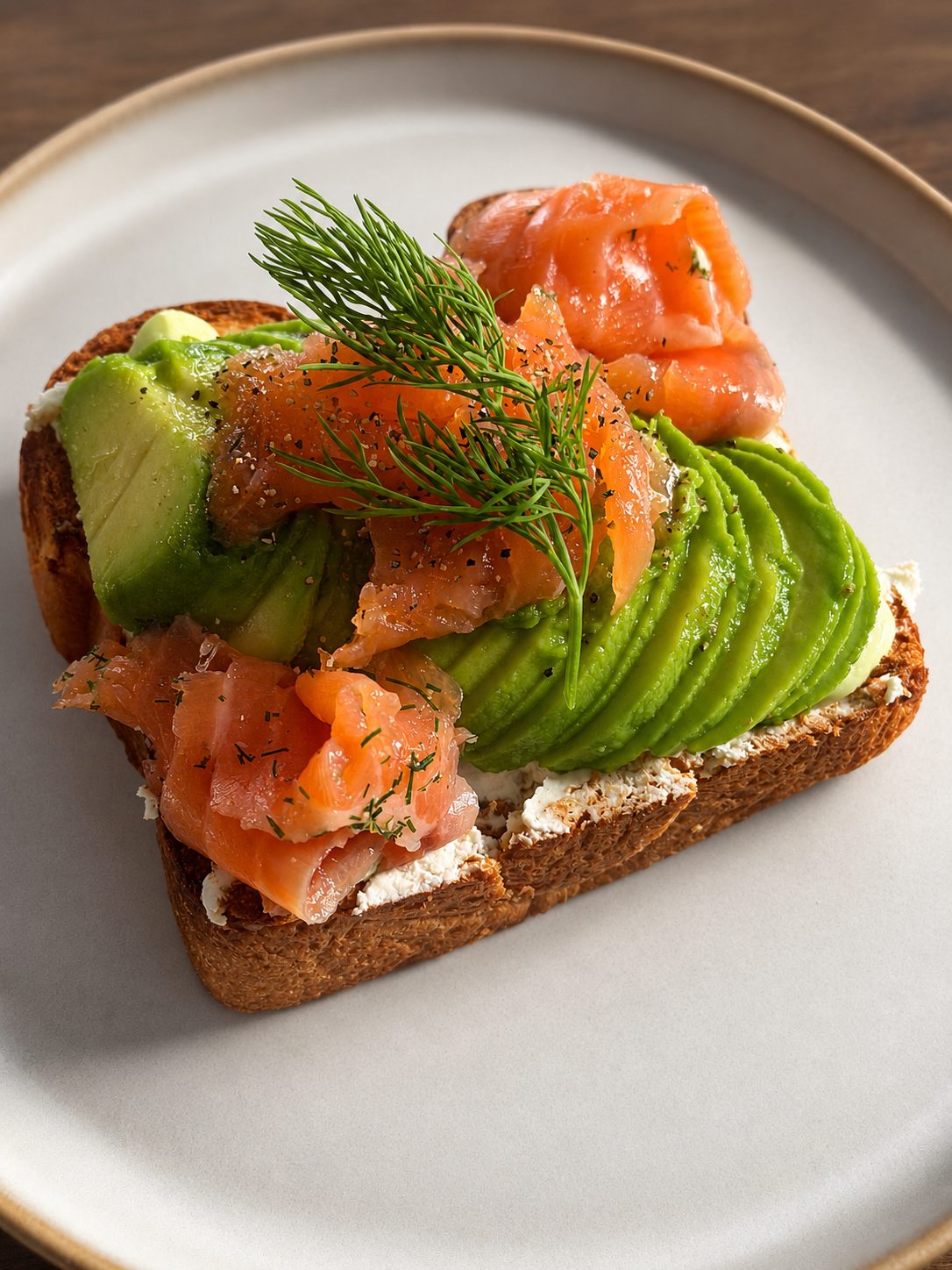 Toast med avokado, färskost och gravad lax på Fika & Relax Lounge i Landskrona