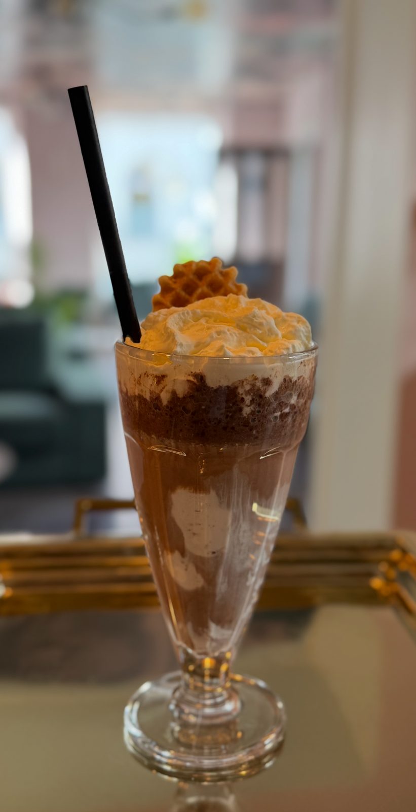 Chokladmilkshake med grädde och våffelkaka på Fika & Relax Lounge