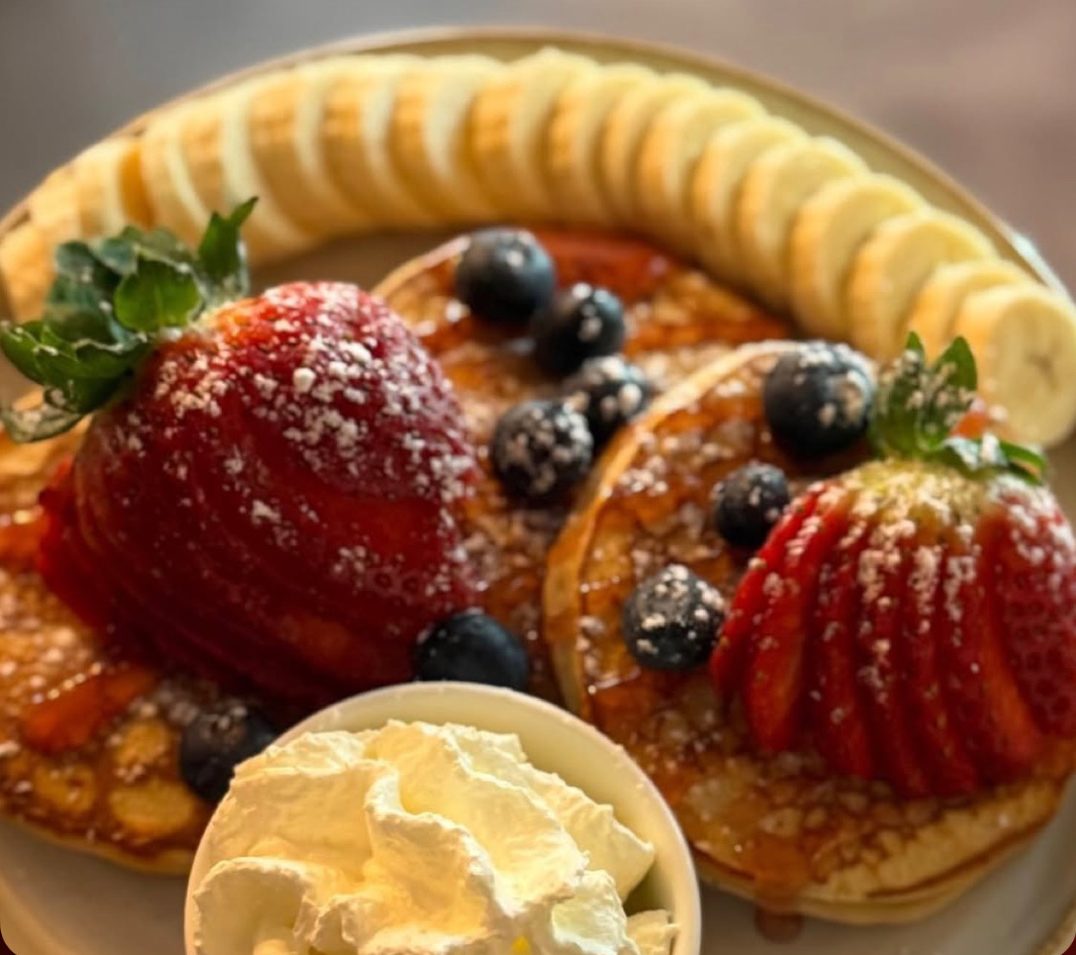 Amerikanska pannkakor med jordgubbar, blåbär, banan och grädde på Fika & Relax Lounge
