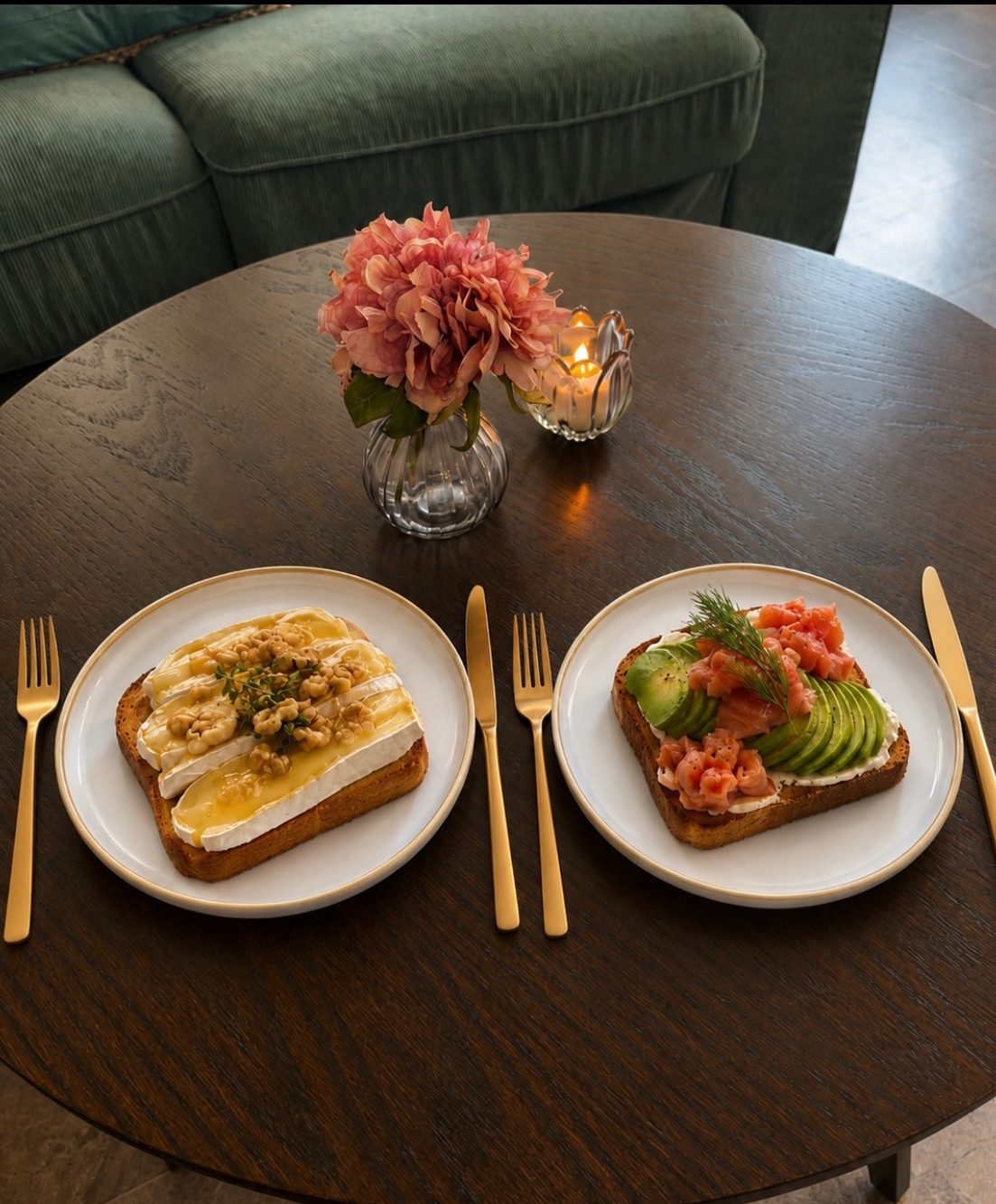 Två toast på brioche, med brie och valnötter och med avokado och gravad lax, på Fika & Relax Lounge