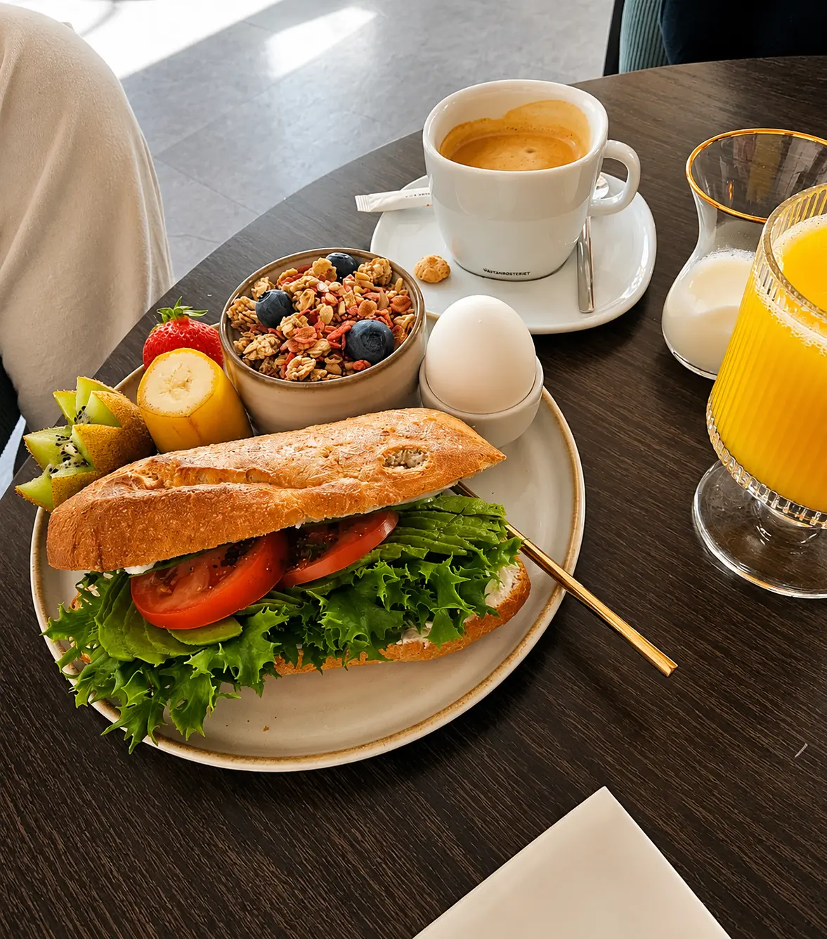 Frukost med macka, granola, kokt ägg, färsk frukt, kaffe och juice på Fika & Relax Lounge i Landskrona