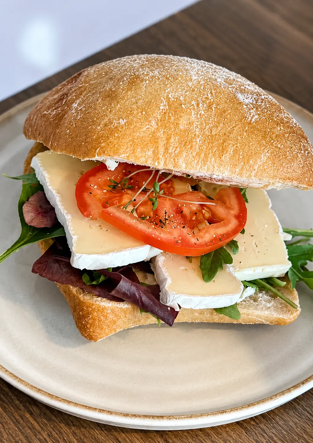 Nybakad macka med brie, tomat och ruccola på Fika & Relax Lounge