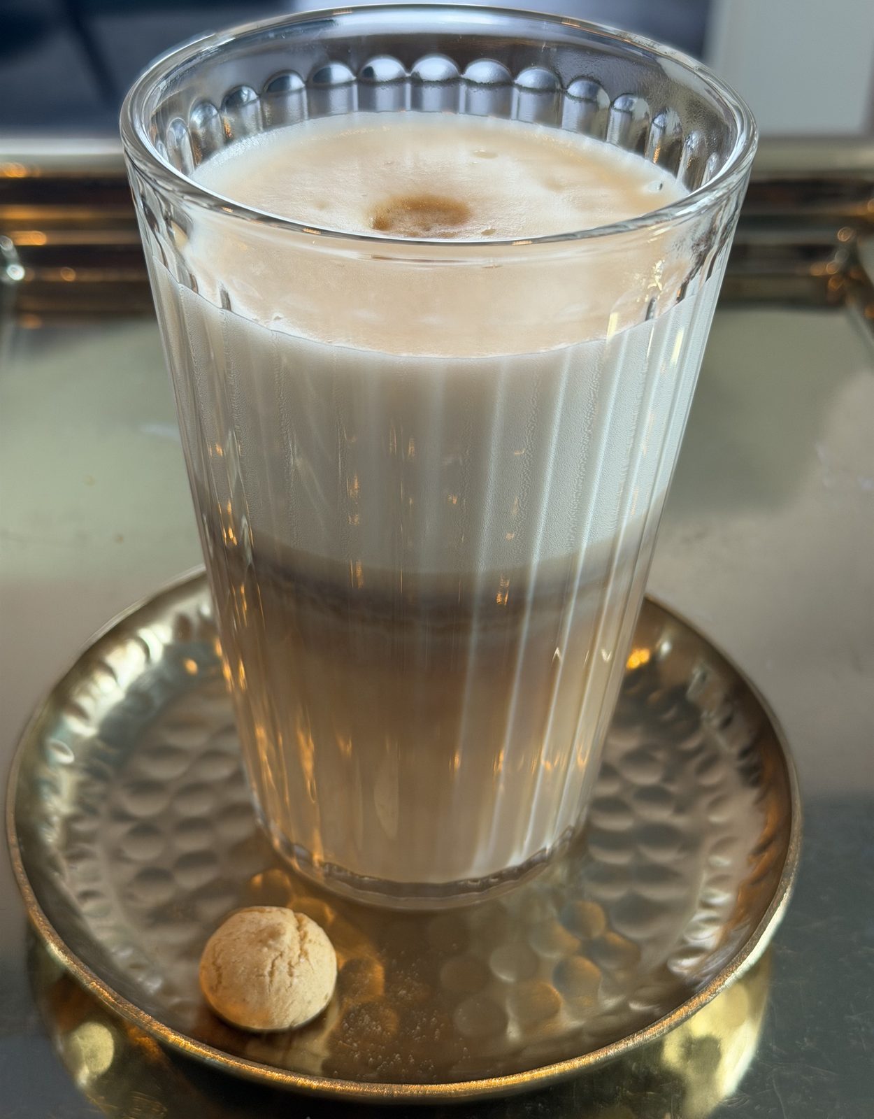 Latte macchiato på guldbricka hos Fika & Relax Lounge