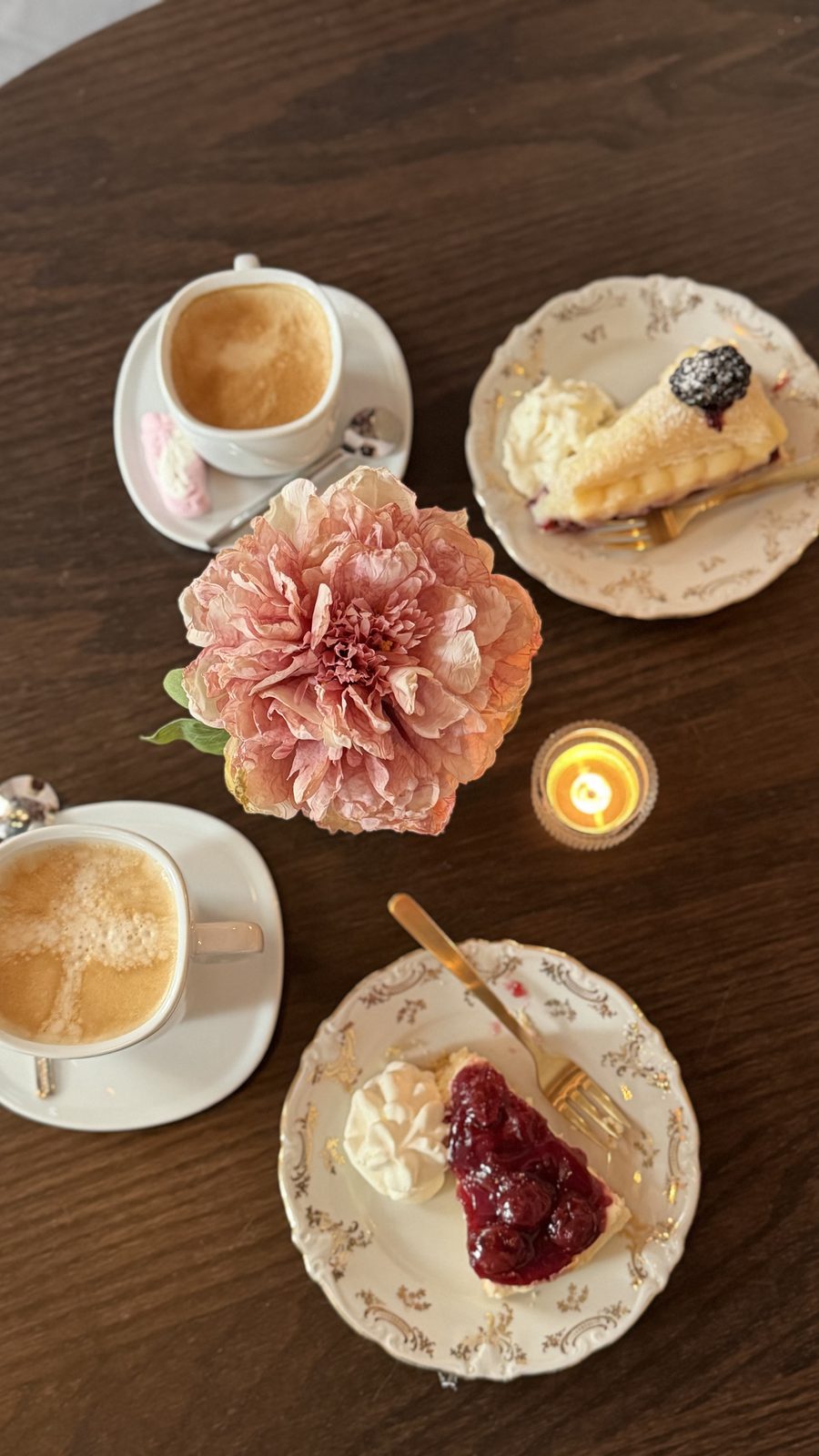 Fika för två med kaffe, bakverk och blommor på Fika & Relax Lounge