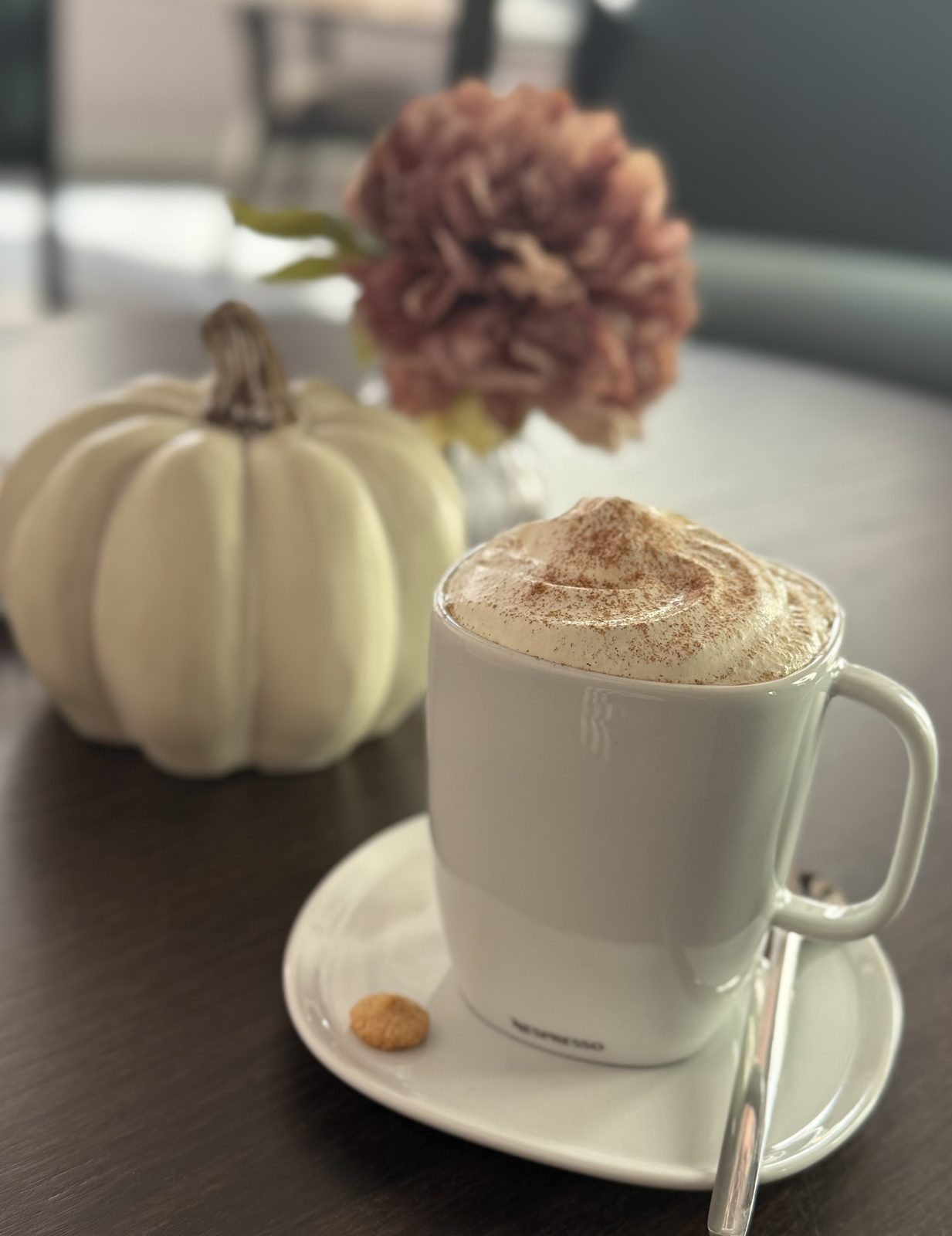 Höstig latte vid pumpa och blommor i loungen på Fika & Relax Lounge