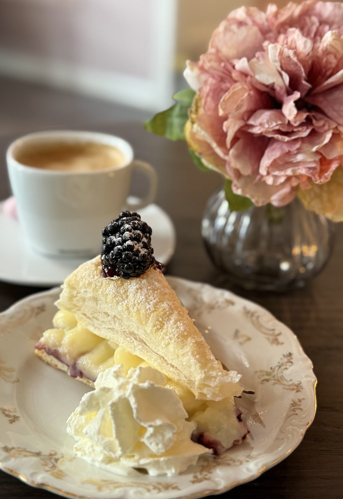 Bakelse med björnbär och grädde till kaffet på Fika & Relax Lounge
