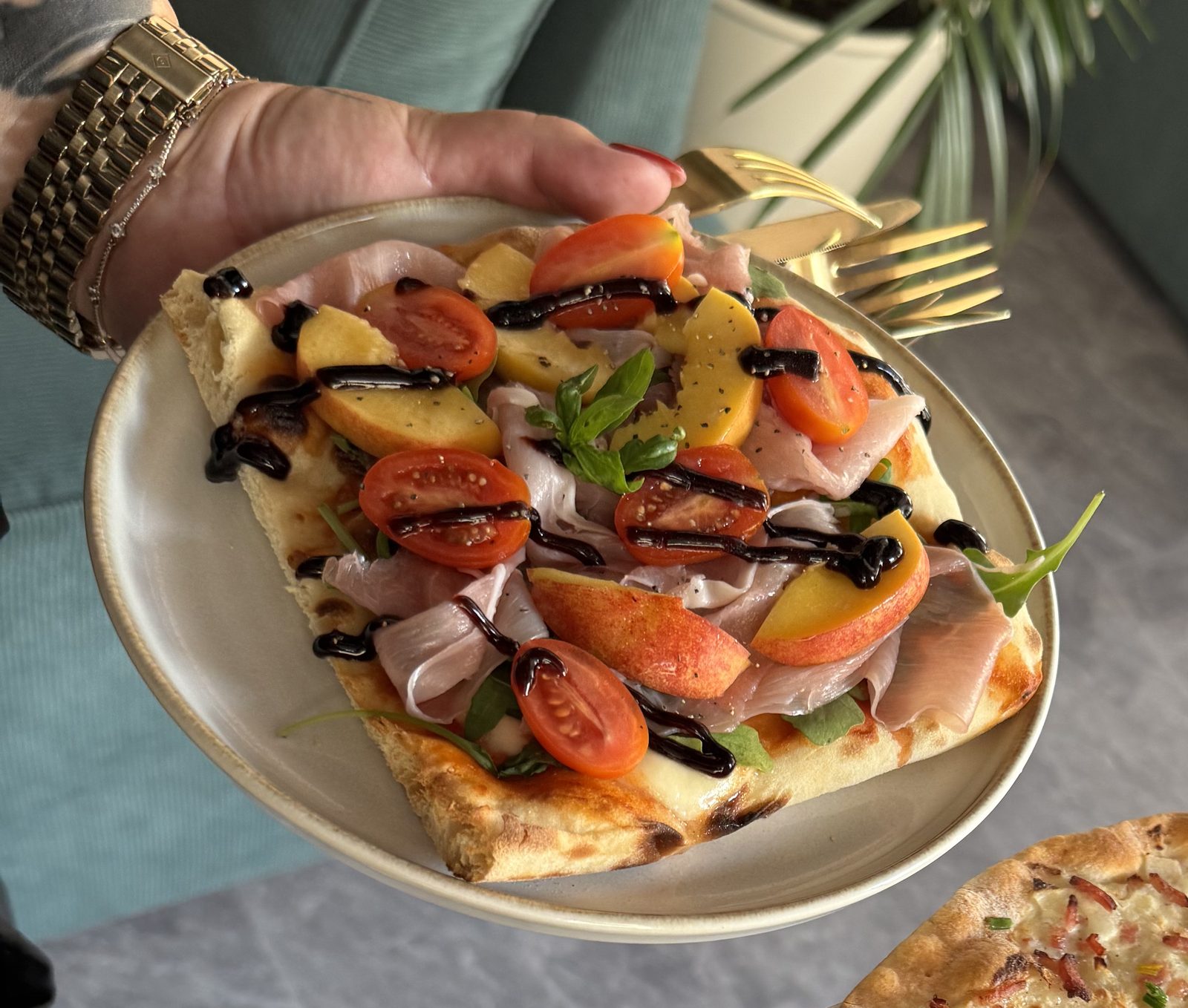 Pinsa med lufttorkad skinka, tomat och balsamico på Fika & Relax Lounge