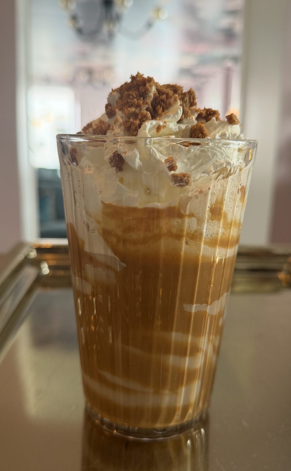 Islatte med karamell och grädde på Fika & Relax Lounge i Landskrona